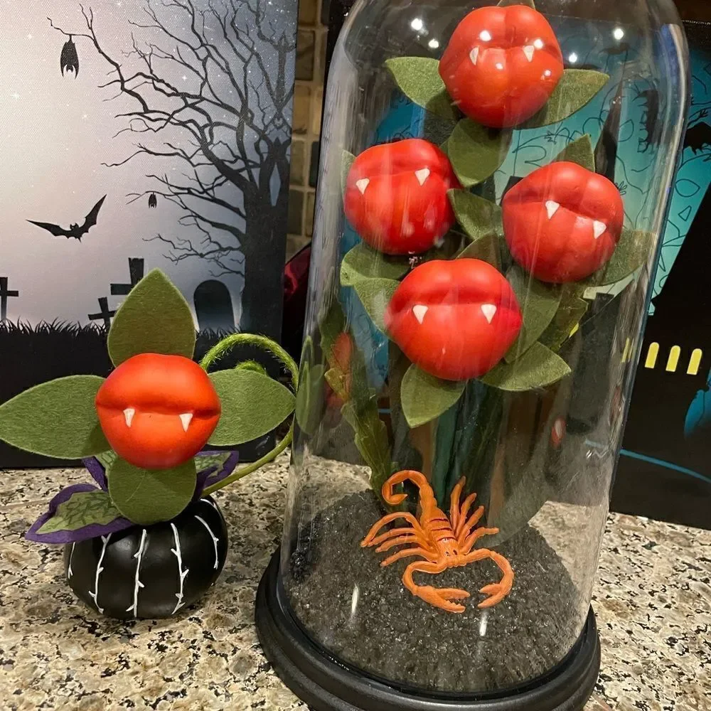 Hyde and EEK Kiss Of Death Vampire Lips Cloche Plant Set 2021 COOL Halloween